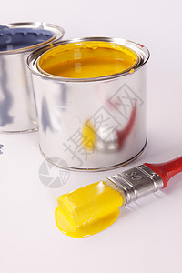 油漆和油漆罐头画笔刷子颜料金属染料黄色画家液体工作室白色图片