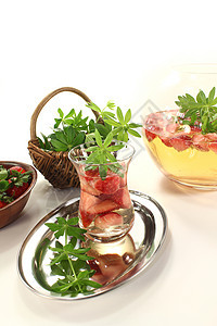 五月红酒加草莓派对花园烧烤噪音混合果汁酒会绿色水果午餐图片