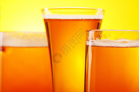 黄色背景的冷冻啤酒棕色派对液体酒吧金子冷藏瓶子饮料茶点气泡图片