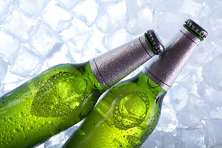 冰冻中的冷啤酒冰块玻璃液体金子冷藏气泡立方体瓶子派对茶点图片