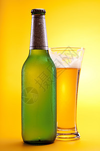黄色背景的冷冻啤酒茶点冷藏玻璃气泡派对液体酒吧饮料棕色琥珀色图片