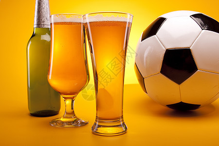 黄色背景的冷冻啤酒棕色茶点派对玻璃瓶子气泡饮料液体琥珀色酒吧图片