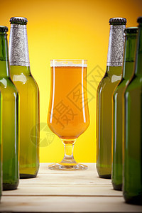 好啤酒气泡液体酒吧饮料派对冷藏玻璃琥珀色瓶子棕色图片