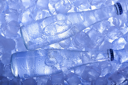 冰冻中的冷啤酒立方体瓶子饮料冷藏玻璃冰块液体气泡金子茶点图片