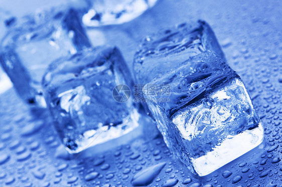 蓝色背景的冰雪立方体水滴冰箱冰块寒冷水晶寒意图片