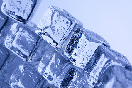蓝色背景的冰雪立方体冰箱水滴水晶寒意寒冷冰块图片
