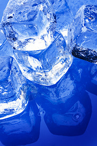 蓝色背景的冰雪立方体冰块冰箱寒意水滴水晶寒冷图片