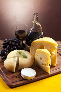 奶酪和葡萄酒配制美食胡椒食物小吃盘子桌子饮料作品奶制品午餐图片