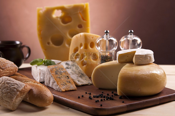 奶酪和葡萄酒配制农场小吃多样性食物美食桌子木板瓶子盘子午餐图片