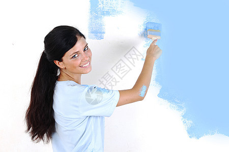 妇女在墙上涂油漆工具微笑女性房子快乐艺术女孩女士成人设计师图片