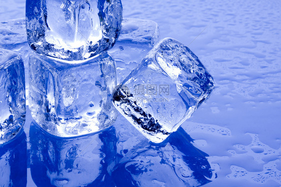 蓝色背景的冰雪立方体水滴冰块冰箱寒冷寒意水晶图片