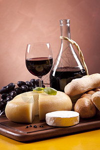 奶酪和葡萄酒配制生活桌子木板小吃午餐盘子作品农场食物多样性图片
