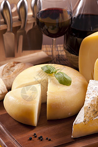 奶酪和葡萄酒配制小吃瓶子胡椒团体牛奶奶制品美食生活饮料桌子图片