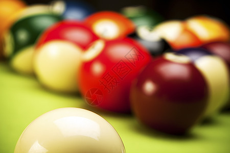 绿桌上的池球游戏竞赛夹子水池娱乐黑色俱乐部挑战圆圈行动乐趣图片