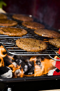 特写煎汉堡包牛肉牛扒烧伤木炭油炸烤串烹饪火焰食物炙烤图片