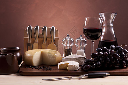 奶酪和葡萄酒配制多样性午餐木板桌子美食胡椒作品玻璃农场盘子图片