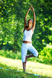 瑜伽活力成人身体女孩娱乐运动树木冥想女性微笑图片