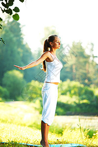 瑜伽公园娱乐女孩冥想树木平衡饮食女士身体运动图片