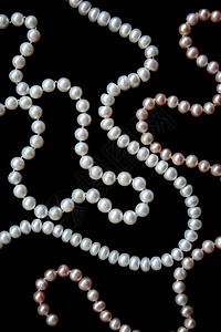 黑色丝绸上的白珍珠和粉红珍珠天鹅绒首饰项链细绳价值观婚礼珠宝礼物魅力反射图片
