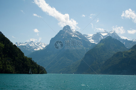 在卢塞恩湖航行码头地平线岩石历史性城市帆船全景天空支撑高度图片