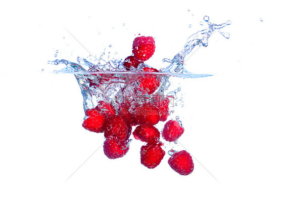 红草莓瀑布在水下与喷雾海浪覆盆子气泡浆果液体红色宏观运动白色水果图片