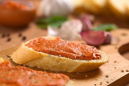 Baguette上的番茄布片扩散食物早餐奶油香料调味品面包奶油状黄油小吃蔬菜图片