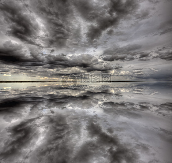 萨斯喀彻温湖反省天空场景反射自然图片