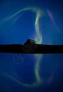 北极光和反射蓝色宇宙天文学镜像北极星释放绿色极光气氛图片