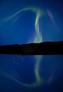 北极光和反射气氛极光释放宇宙北极星镜像绿色蓝色天文学图片