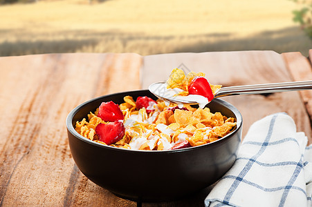 有牛奶和草莓的谷物 当室外拍摄时水果早餐蔬菜奶制品福利勺子饮食玉米片美食桌子图片