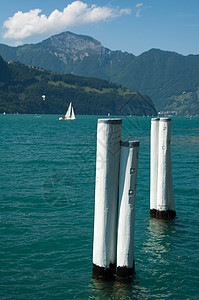 在卢塞恩湖航行岩石游客历史性风帆旅行高度码头全景支撑地平线图片