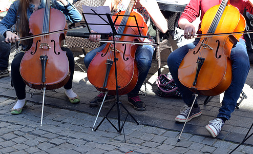 年轻人在街头音乐日玩大提琴图片