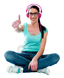 享受音乐的缩缩女人耳机音乐播放器立体声歌曲女士女性女孩眼镜调谐岩石图片