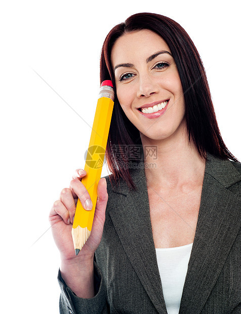 拿着大铅笔的深思熟虑的女商务人士图片