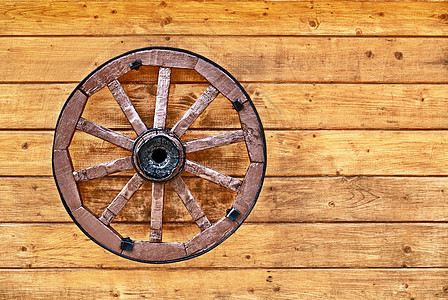 木墙上的旧车轮图片