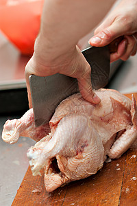 厨房切鸡肉图片