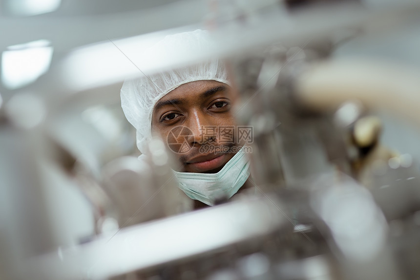 生物技术工业男研究者检查设备男男人实验室疫苗制药员工植物科学生物学相机微生物学图片