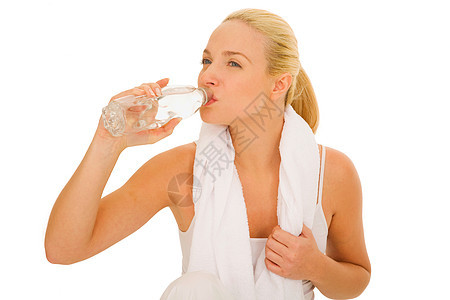 女人背着毛巾喝酒瓶子年轻人头发饮料女士运动装运动健康金发女郎金发图片