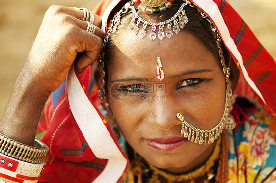 美丽的印度女性女士传统面纱贫困珠宝衣服头巾宗教新娘部落图片
