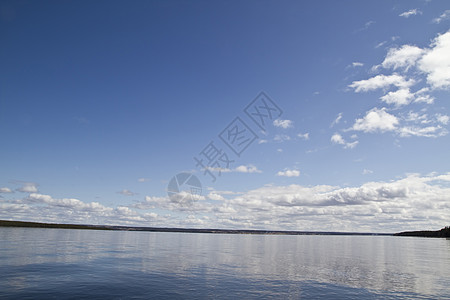 蓝色天空背景蓝天空和湖泊晴天墙纸天空气候环境阳光照片太阳场景天堂背景