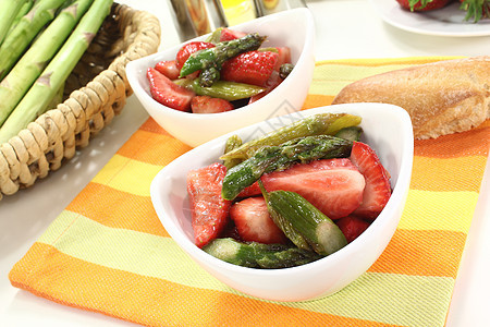 配草莓的新鲜阿斯帕拉古沙拉蔬菜熟食白色食物收成红色绿色烹饪水果外滩图片