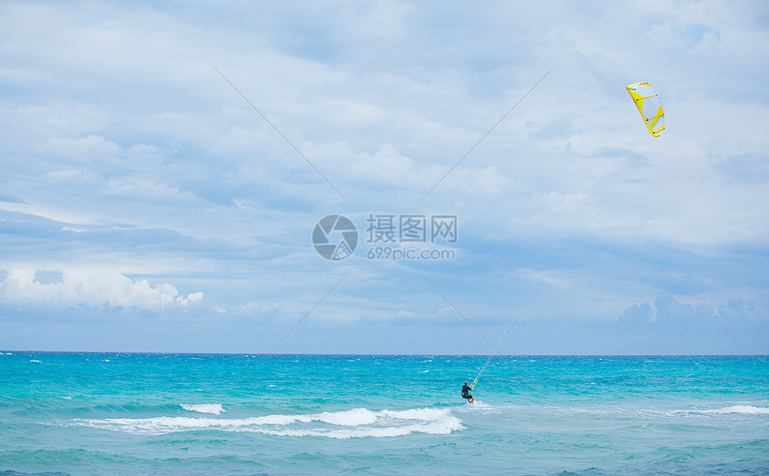 Kite 冲浪器蓝色娱乐数字金发女郎冲浪冲浪者闲暇海滩天空风筝图片