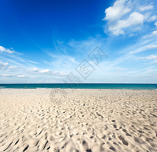 美丽的海滩和海晴天风景海浪孤独假期浴衣天空海岸海洋地平线图片