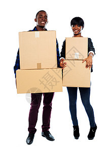 持有纸板盒的有吸引力的非洲夫妇图片