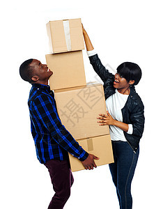 配有纸板盒的青少年夫妇图片