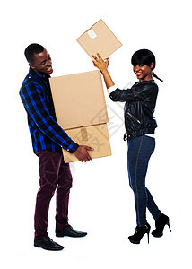 微笑的夫妇移动纸板盒女士纸盒成人朋友们女孩盒子男性女性男朋友女朋友图片