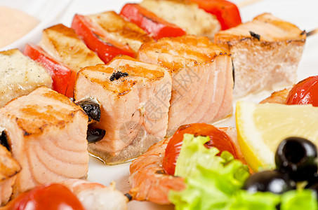 烤鲑鱼和虾海鲜美食小吃餐厅营养沙拉草药柠檬胡椒叶子图片