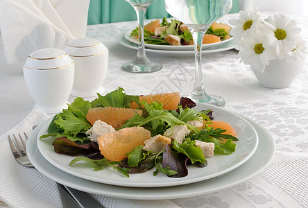 鸡肉沙拉加葡萄汁和新鲜沙拉混合橙子维生素营养菠菜盘子平衡早餐饮食桌子设置图片