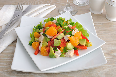 含有鳄梨的鸡肉沙拉蔬菜食谱平衡部分产品盘子装饰自助餐橘子胡椒图片