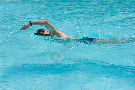 游泳男子车道水池肌肉游泳衣成人季节运动风镜运动员男人背景图片